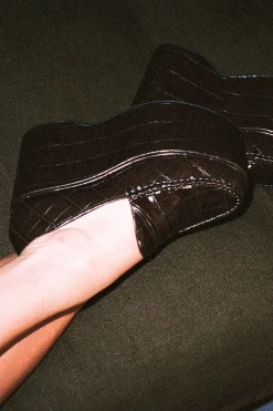 Store SOARING Closed Toe